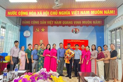 TRƯỜNG THCS NGUYỄN BỈNH KHIÊM: TRANG TRỌNG TỔ CHỨC LỄ KẾT NẠP ĐẢNG VIÊN MỚI